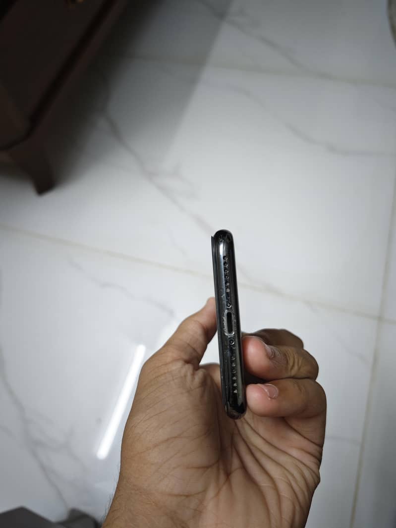 Apple iPhone X 4