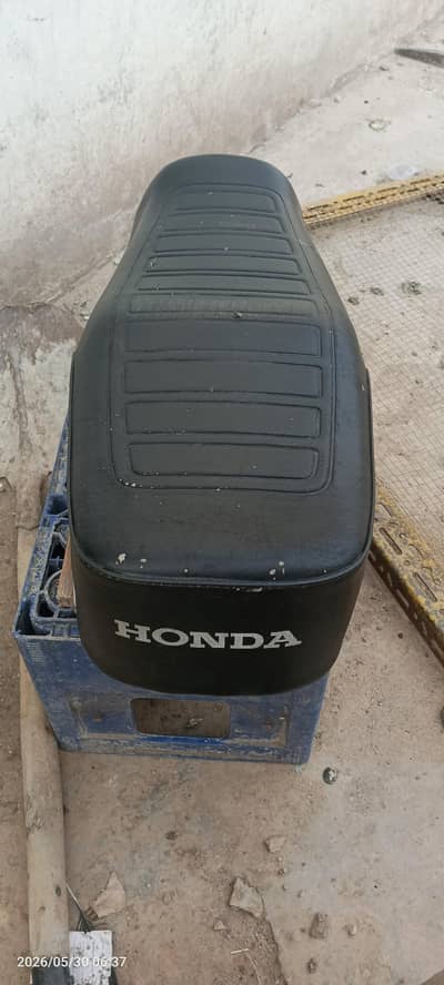 Honda 125 Genuan seat