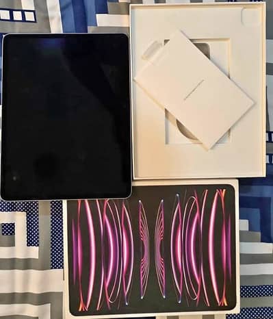 iPad pro m2 chip 6th Gen 256gb with full box for sale me