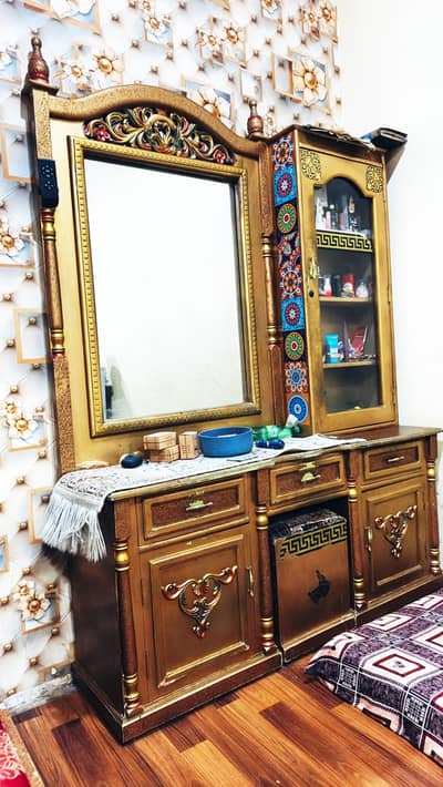 Dressing and showcase