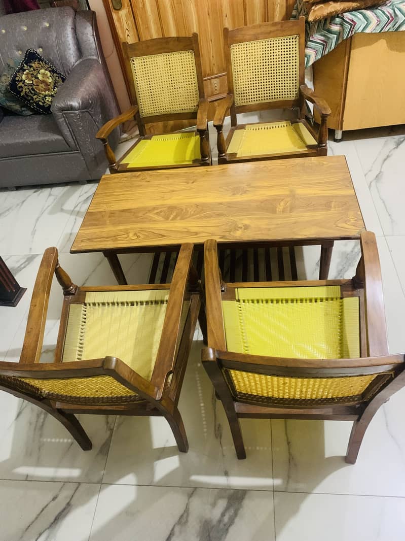 Chairs with Table 0