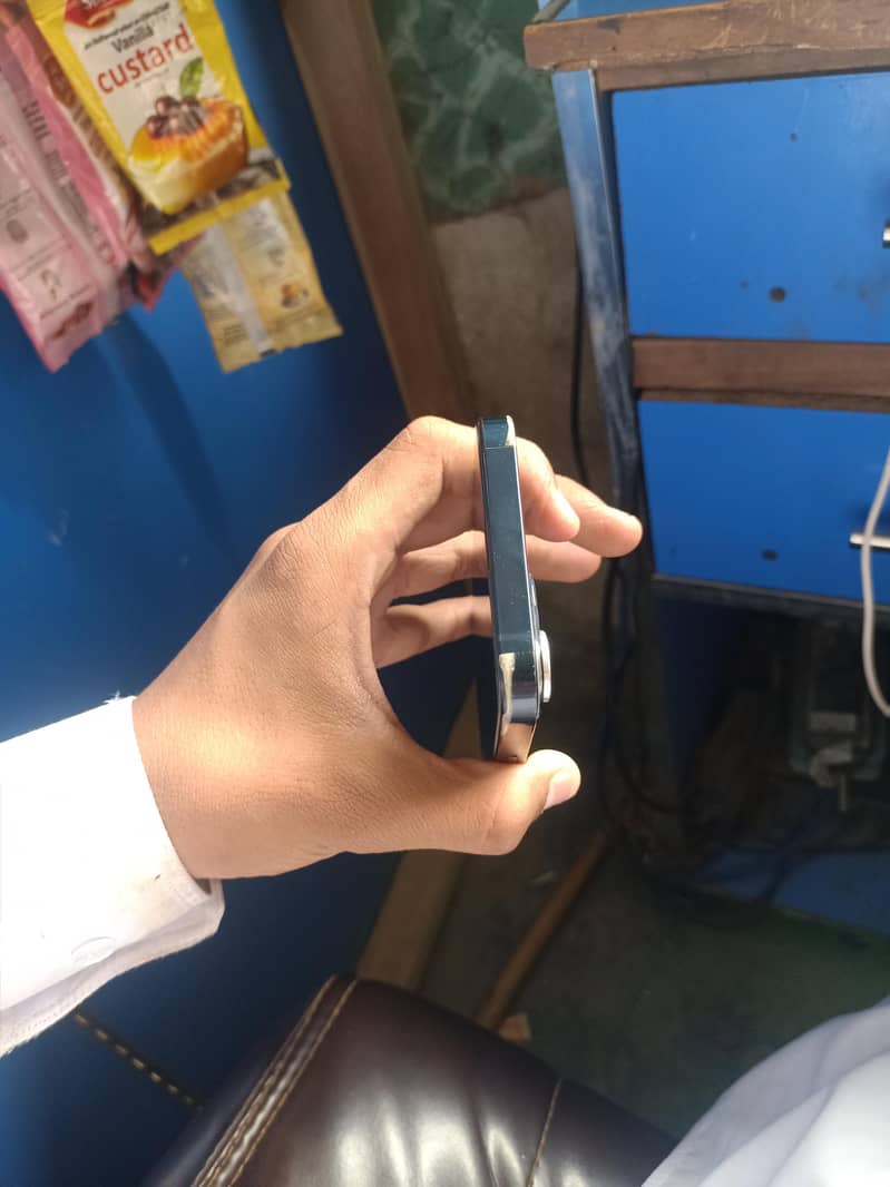 Apple iPhone 13 7