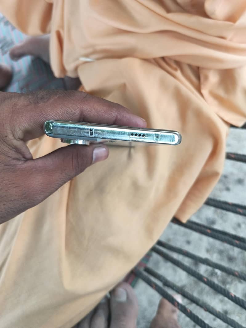 Tecno CAMON 40 Pro 4