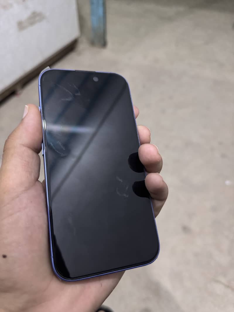 iPhone 16 simple 0
