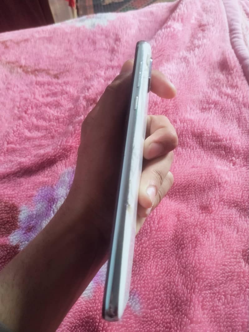 Sharp Aquos R2 3