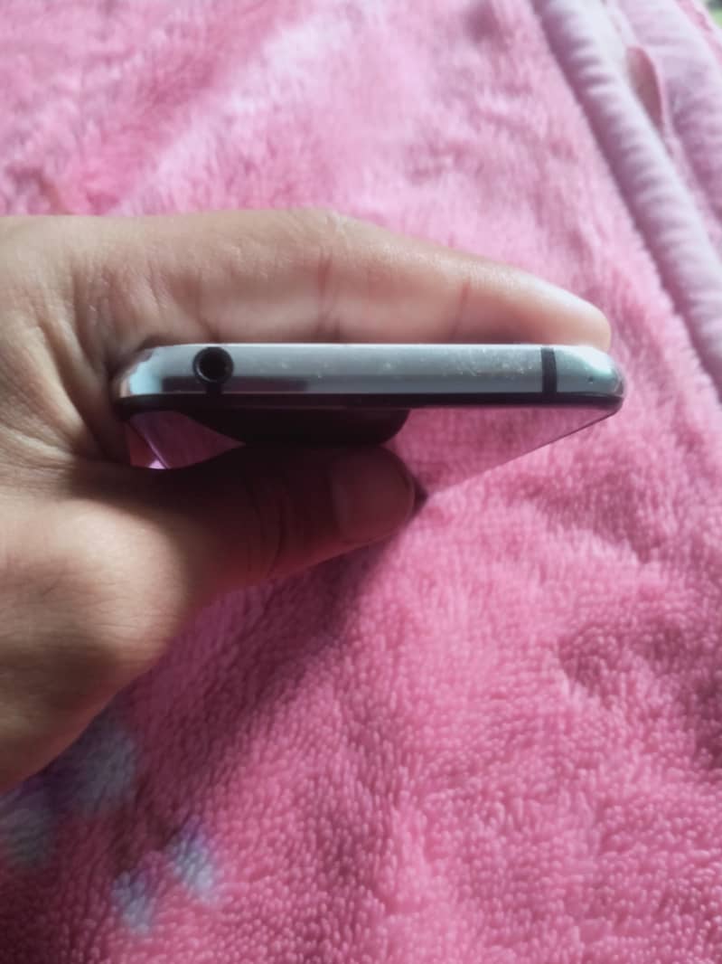 Sharp Aquos R2 4