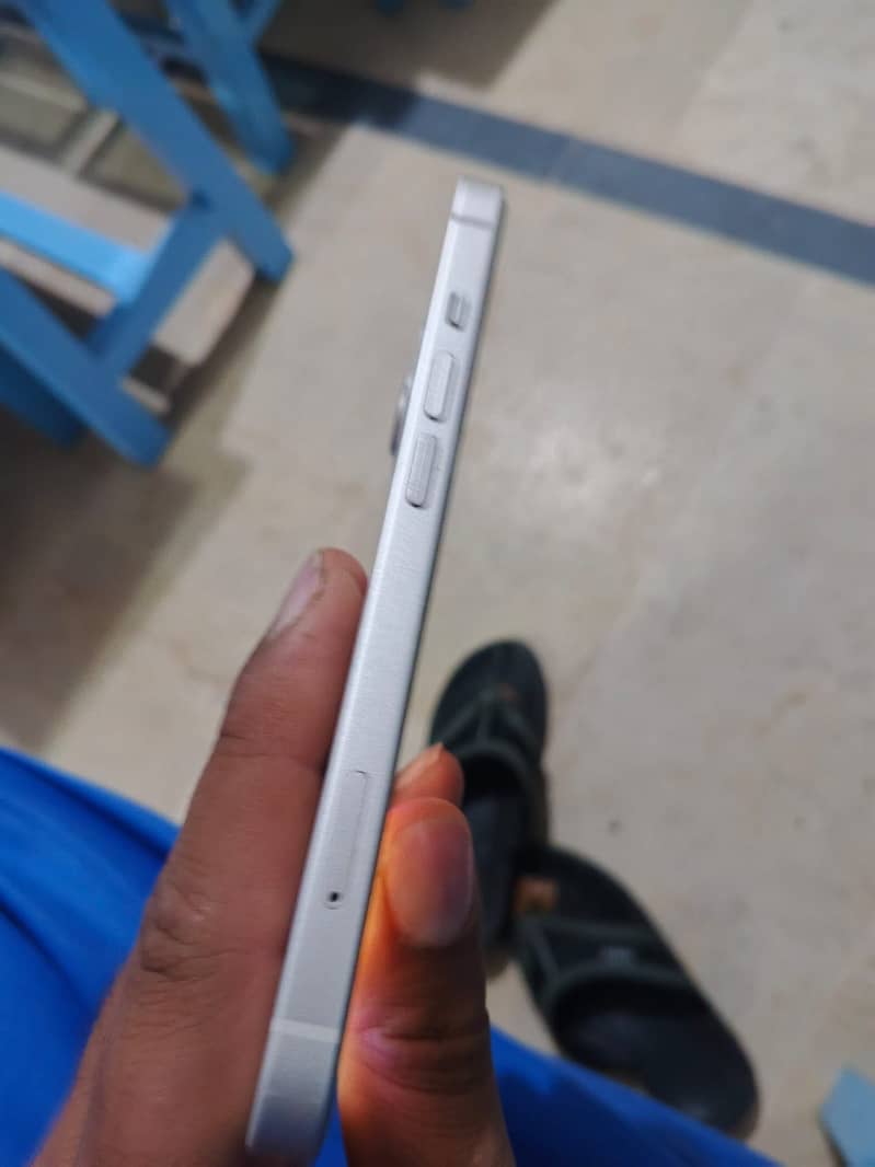 Apple iPhone 13 1