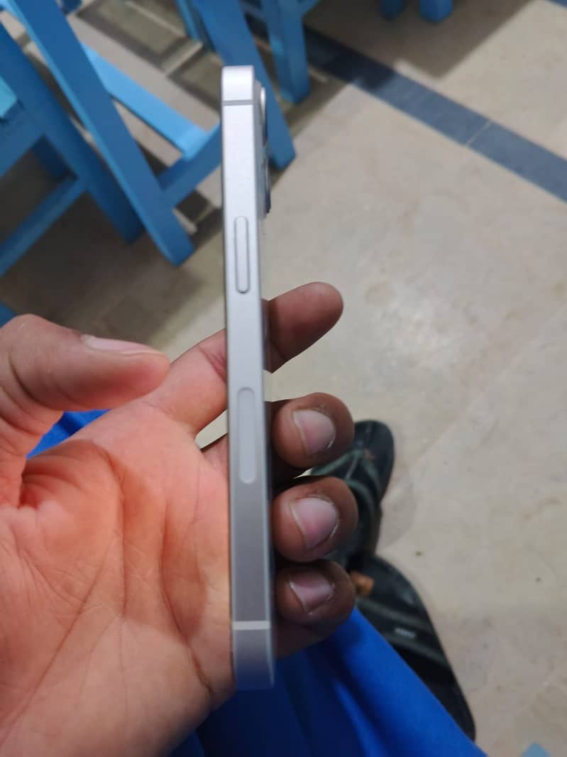 Apple iPhone 13 2