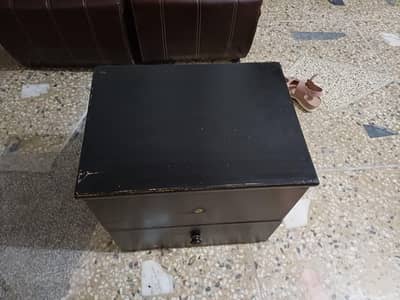 1 side table with 2 drawers