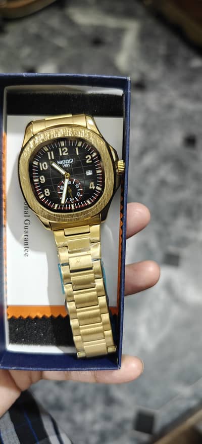 The NIBOSI 2653 is an analog quartz men's watch designed