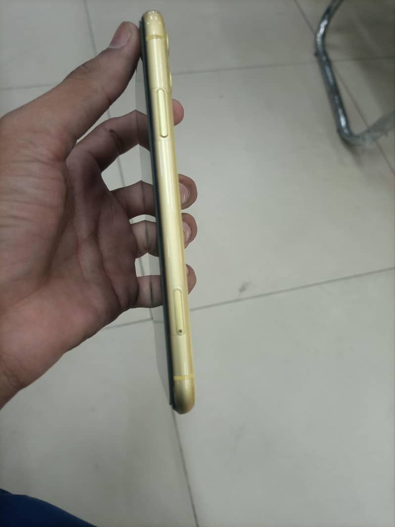 Apple iPhone 11 4