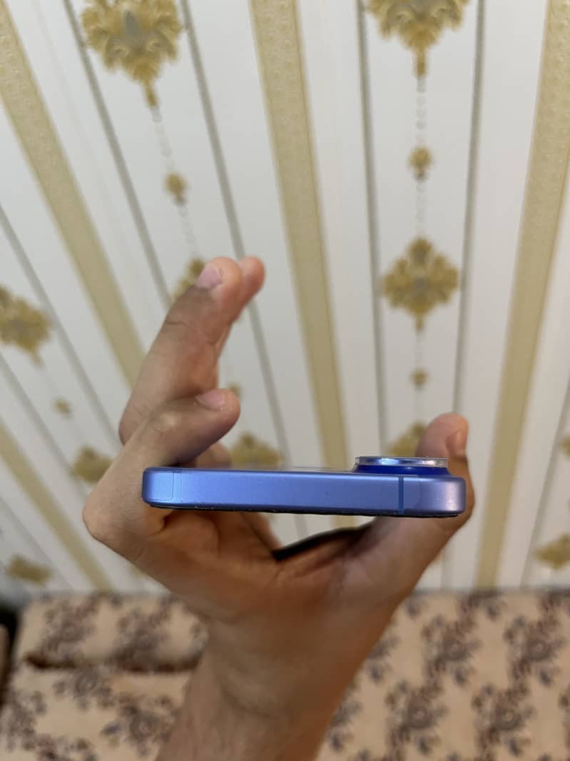 Apple iPhone 16 4
