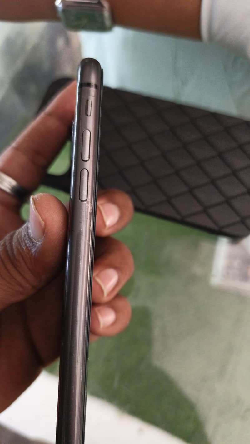 Apple iPhone 11 4
