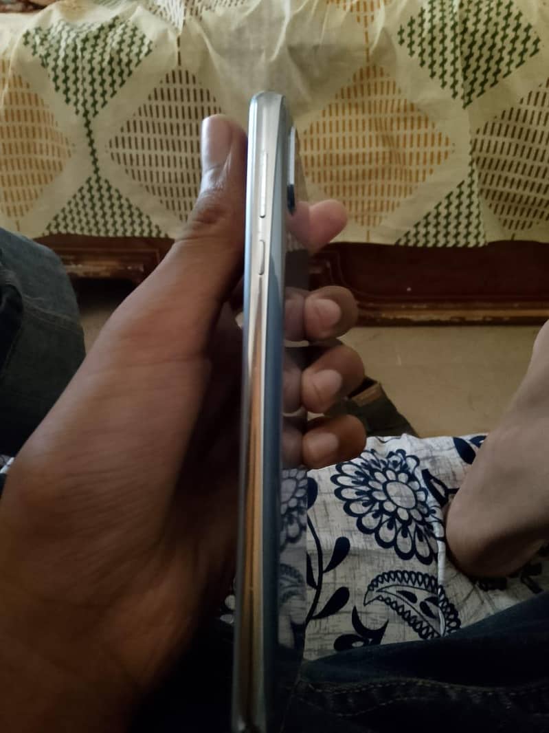 Sharp Aquos R2 3