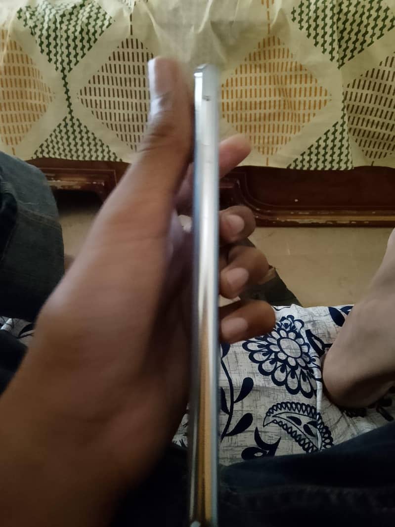 Sharp Aquos R2 4