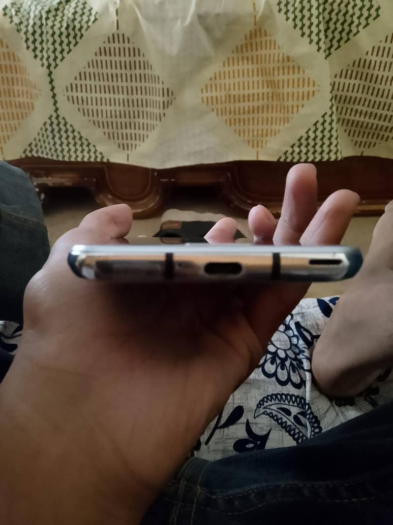 Sharp Aquos R2 5