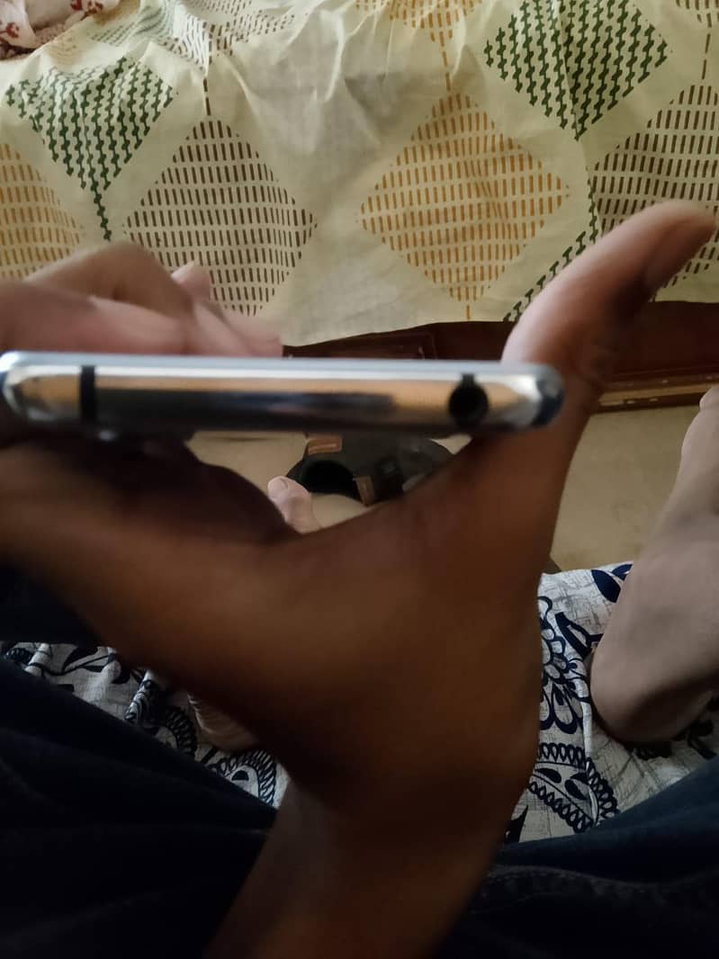 Sharp Aquos R2 6