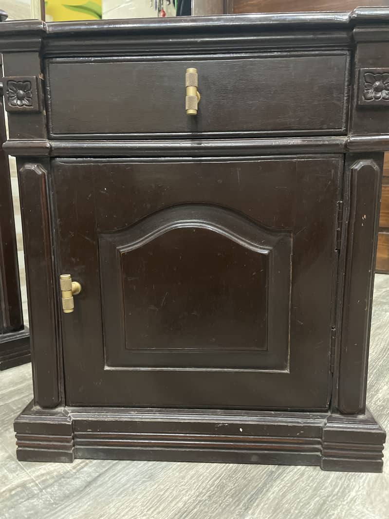 Bed ,Two Sight tables ,Dressing tables 0