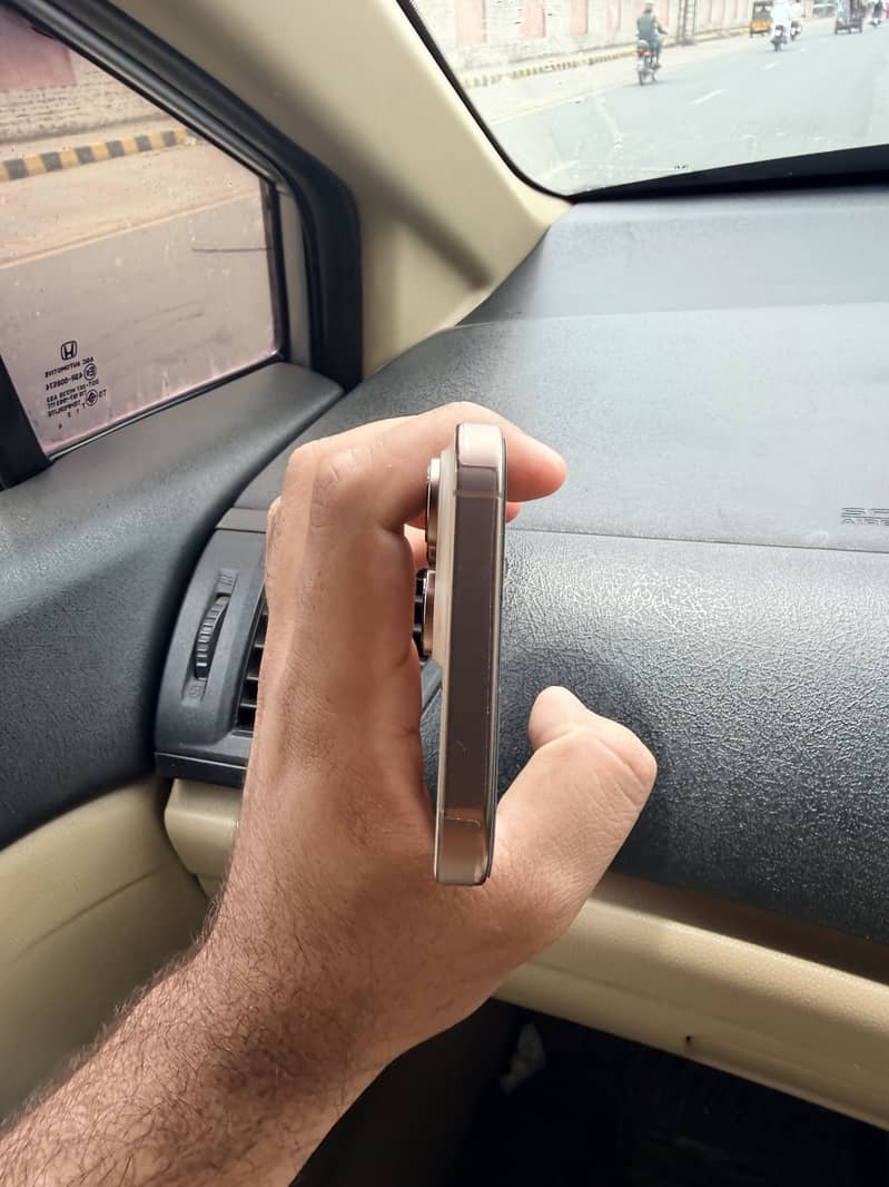Iphone 16 pro max 4