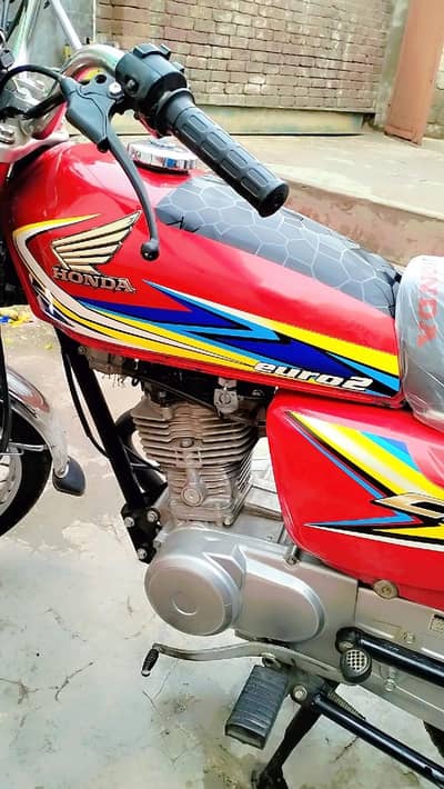 Honda 125 19model bhut achi condition mein Hy