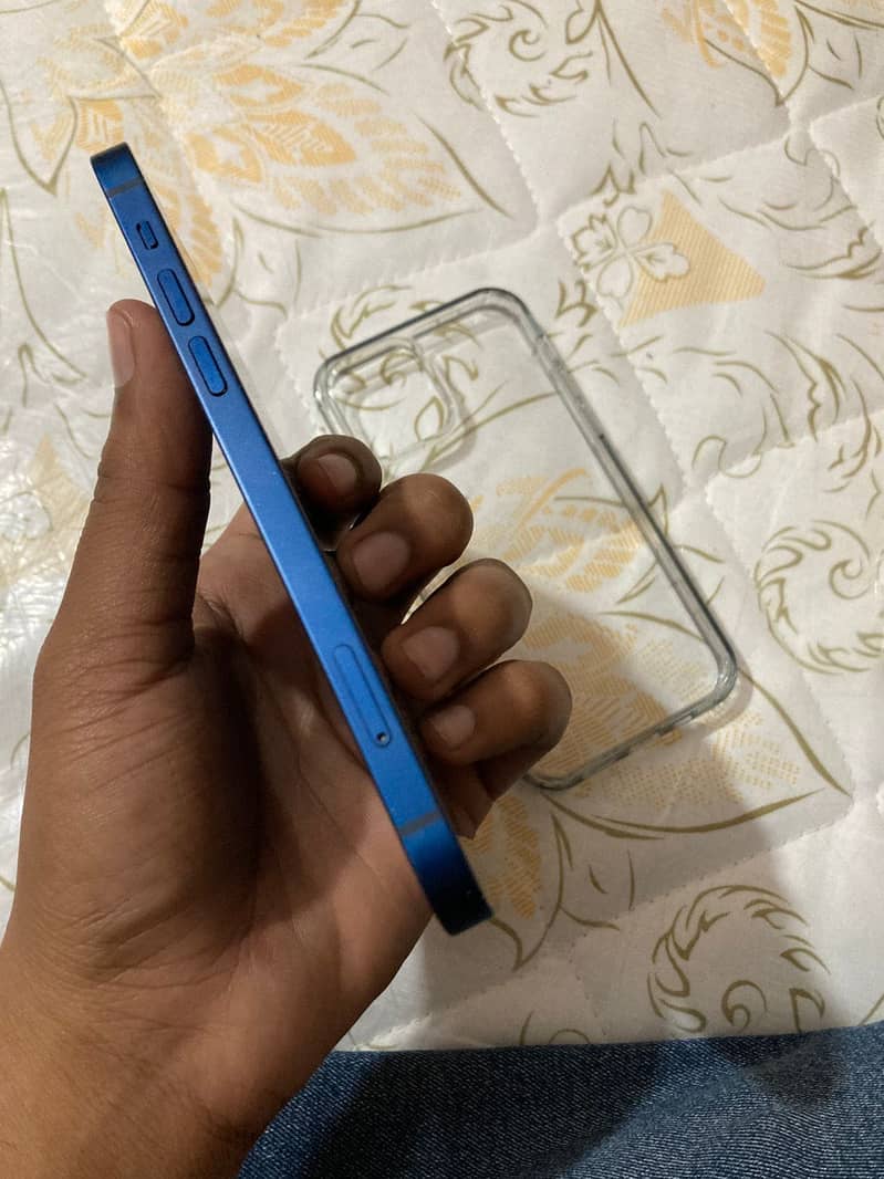 Apple iPhone 12 4