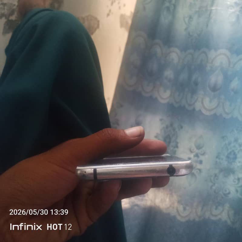 Sharp Aquos R2 4