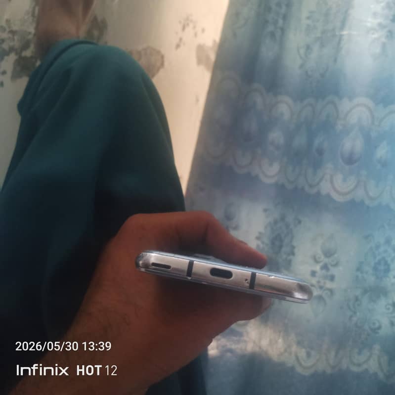 Sharp Aquos R2 5