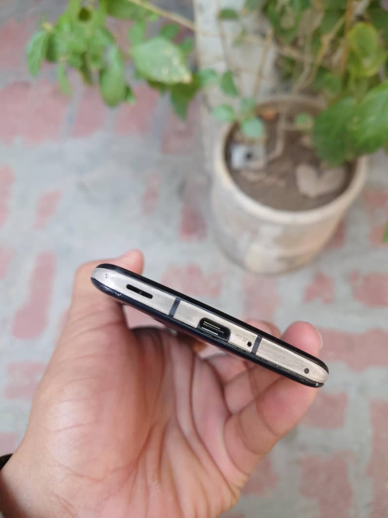 Sharp Aquos zero 2 1