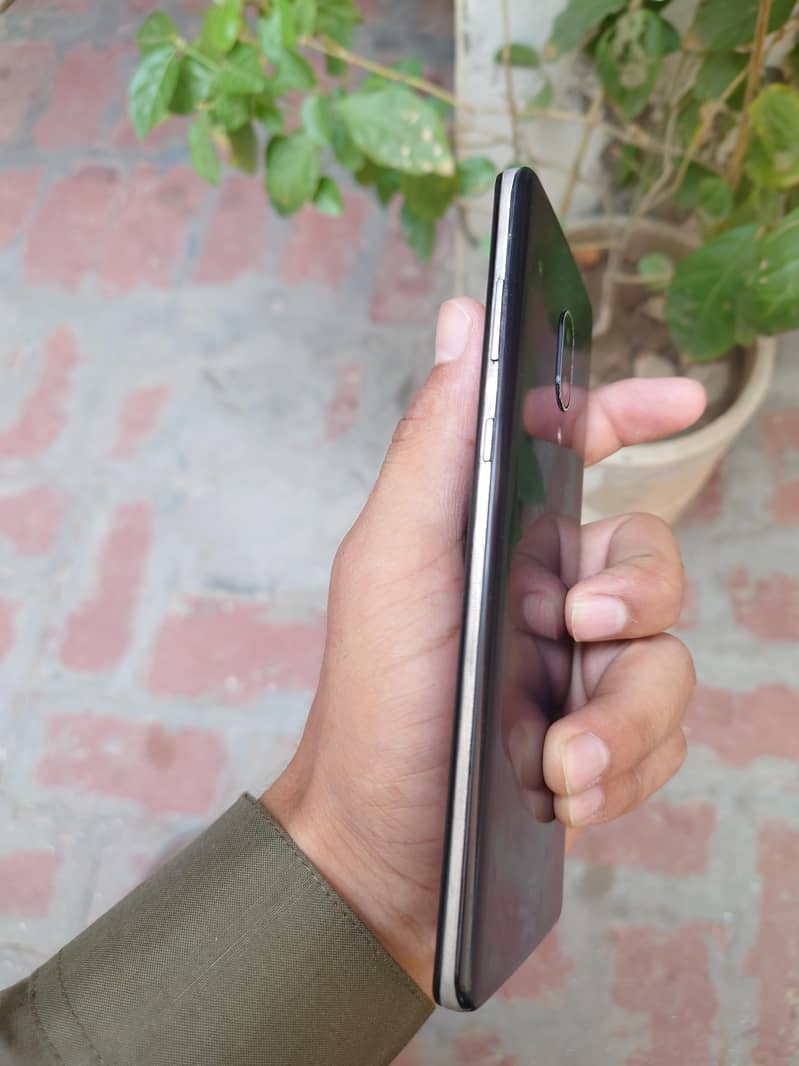 Sharp Aquos zero 2 4