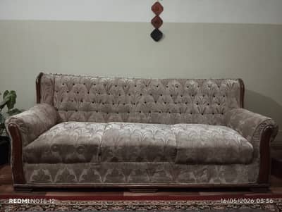 Just drawing room mai rakha rehta hai slightly used 100/99% condition