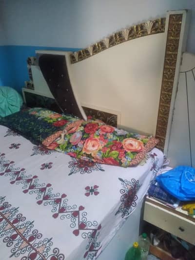 BED,ALMARI,SIDE TABLE, METERS YA SAB KUCH 50THOUSAND MAIN HASIL KArain