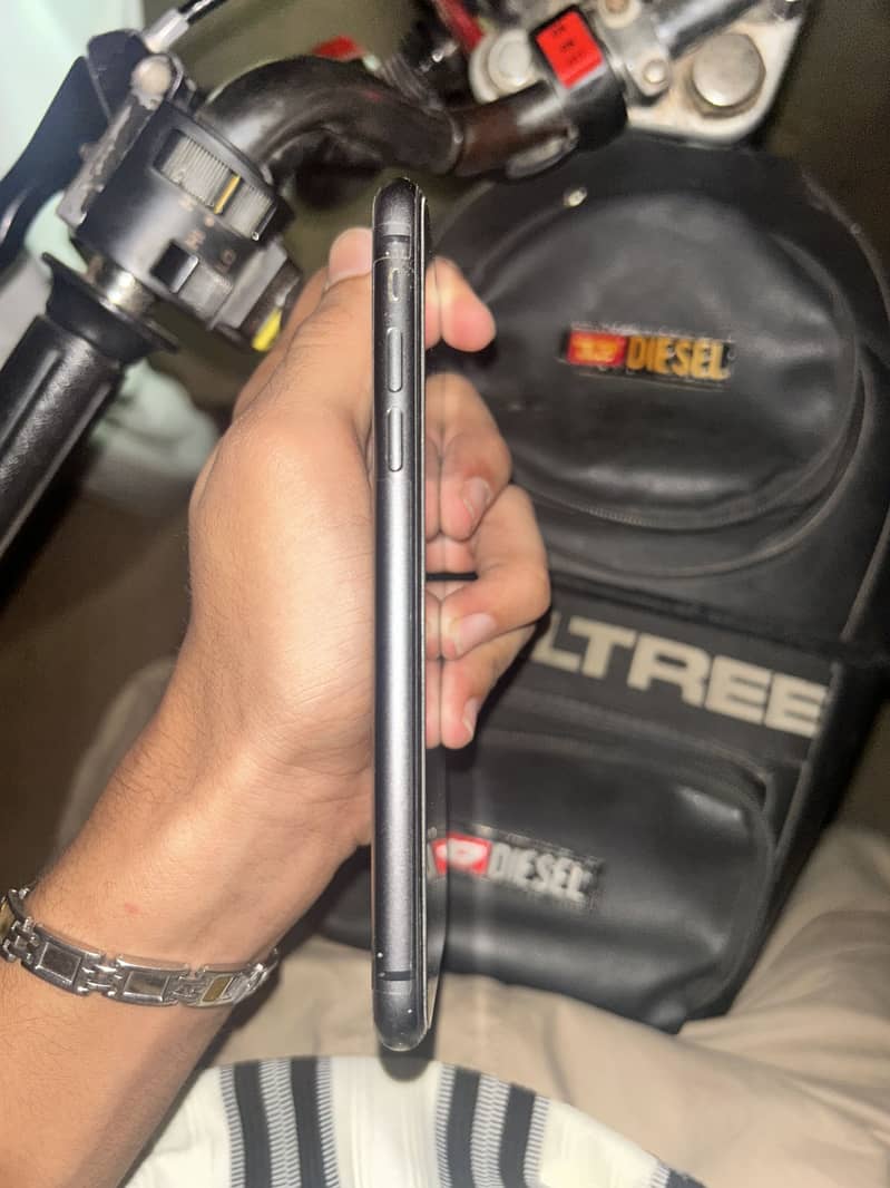 Apple iPhone 11 0