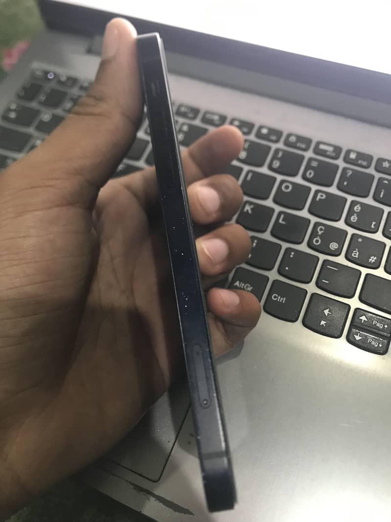 Apple iPhone 12 4