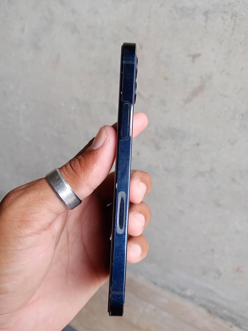 Apple iPhone 12 4