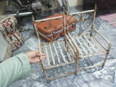 lohay ki hand made hai. 2 hen