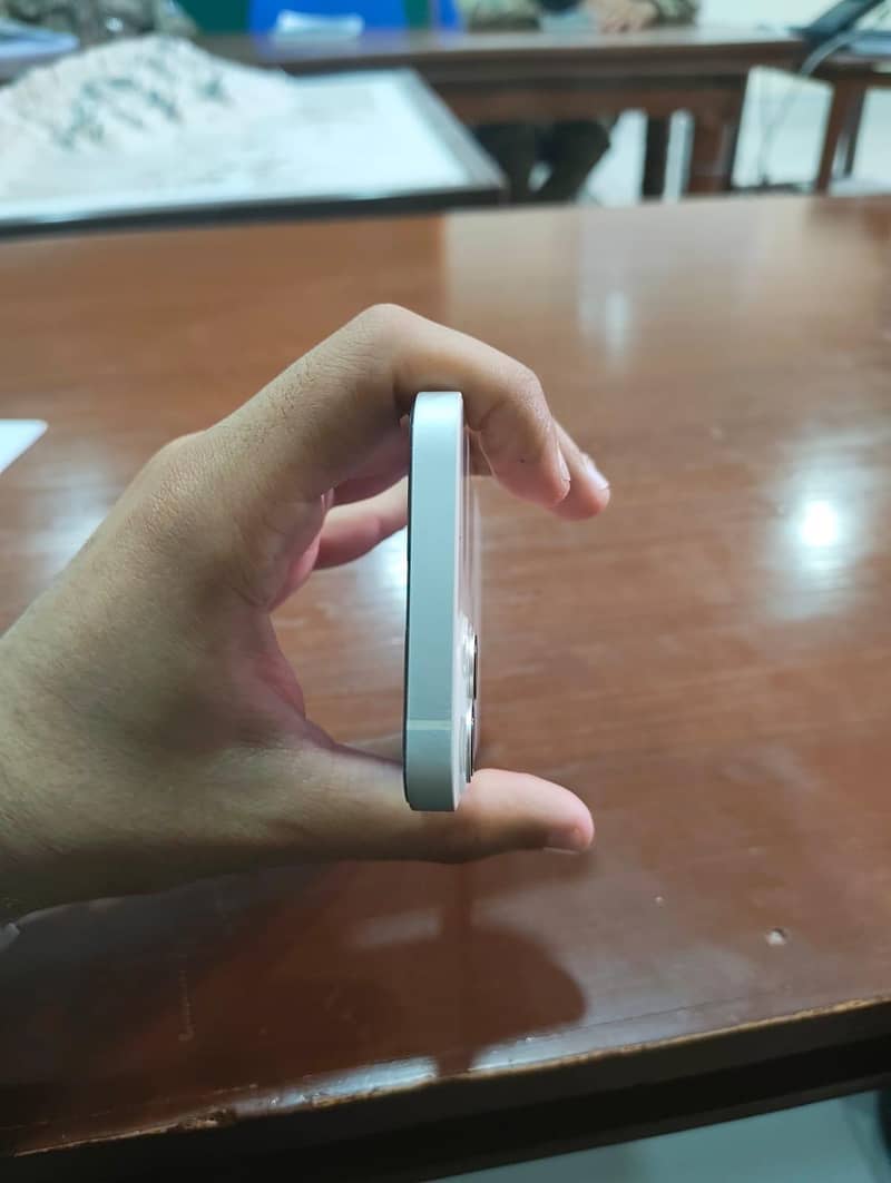 Apple iPhone 13 6