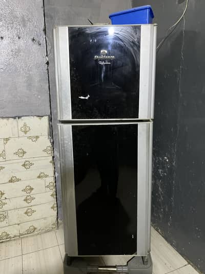 Fridge 2 saal use hai. Ganda hai saaf nhi kiya wo urgent sale lagaya.
