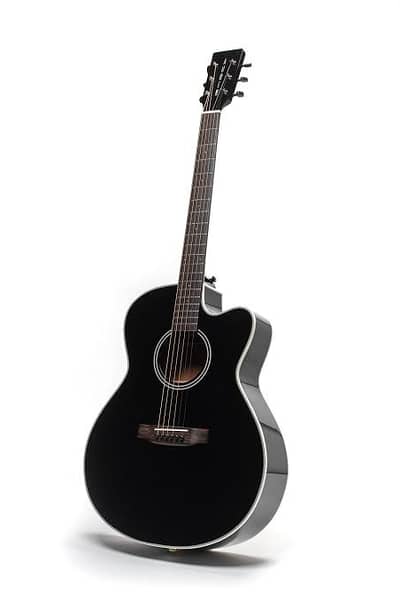 Black acoustic guitar 9 /10 condition