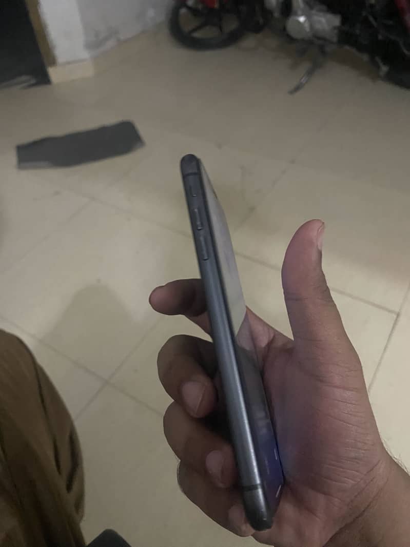 Apple iPhone 11 3