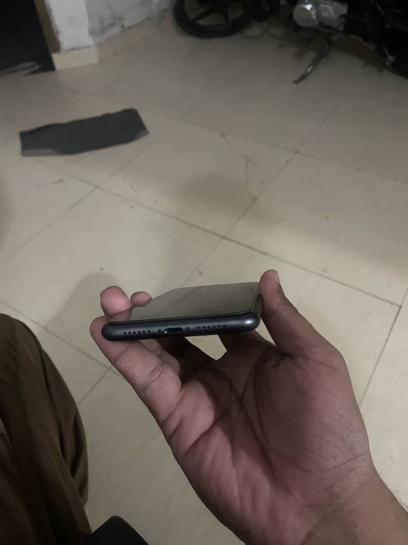 Apple iPhone 11 4