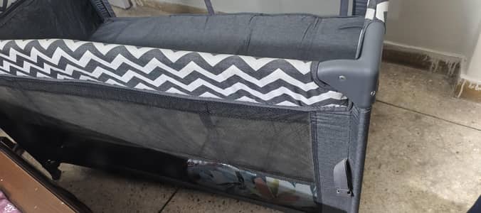 Travelling bed baby bed