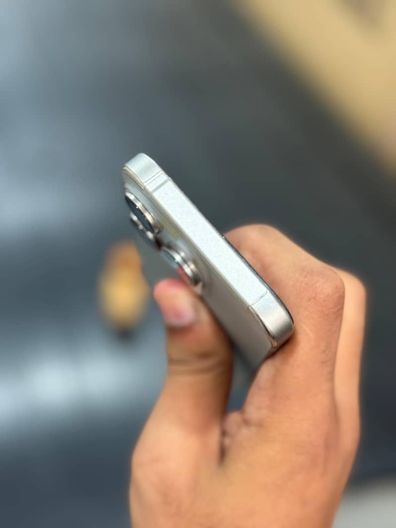 Apple iPhone 15 Pro 4