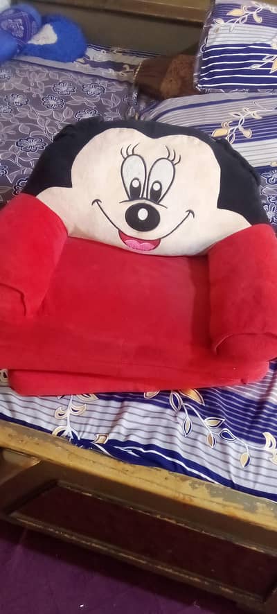 three seets sofa comebed cover ko utar k wash b kr skty hn