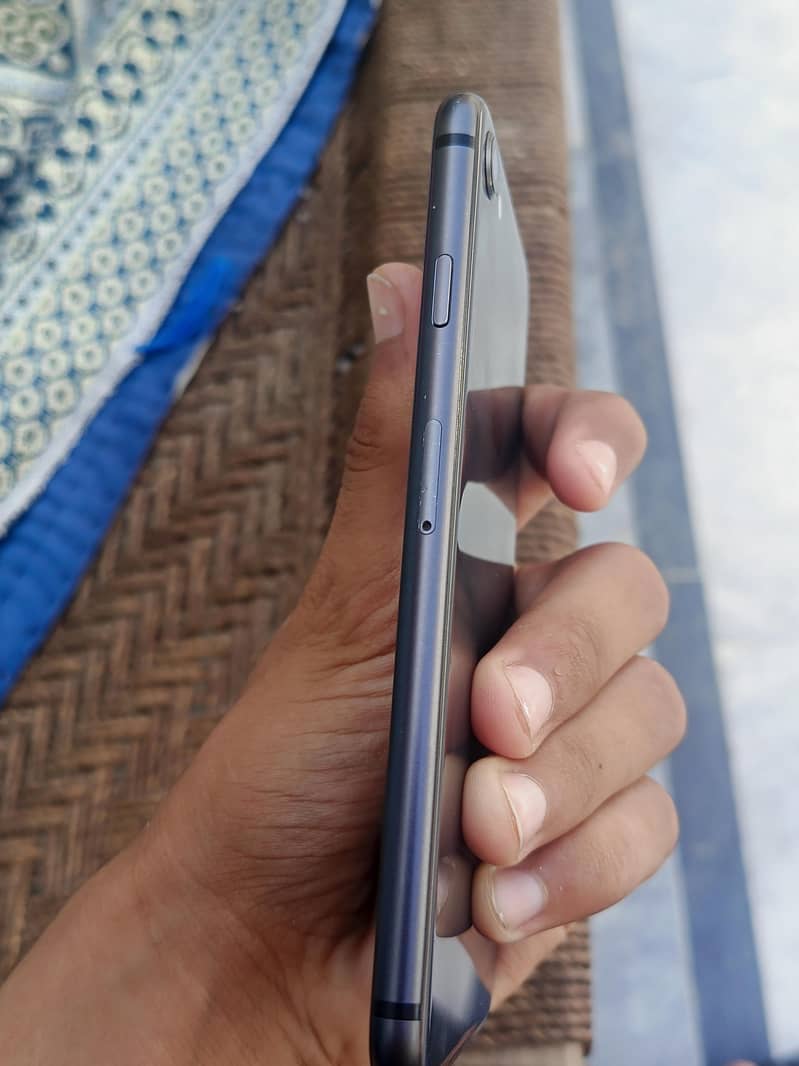 Apple iPhone 8 1