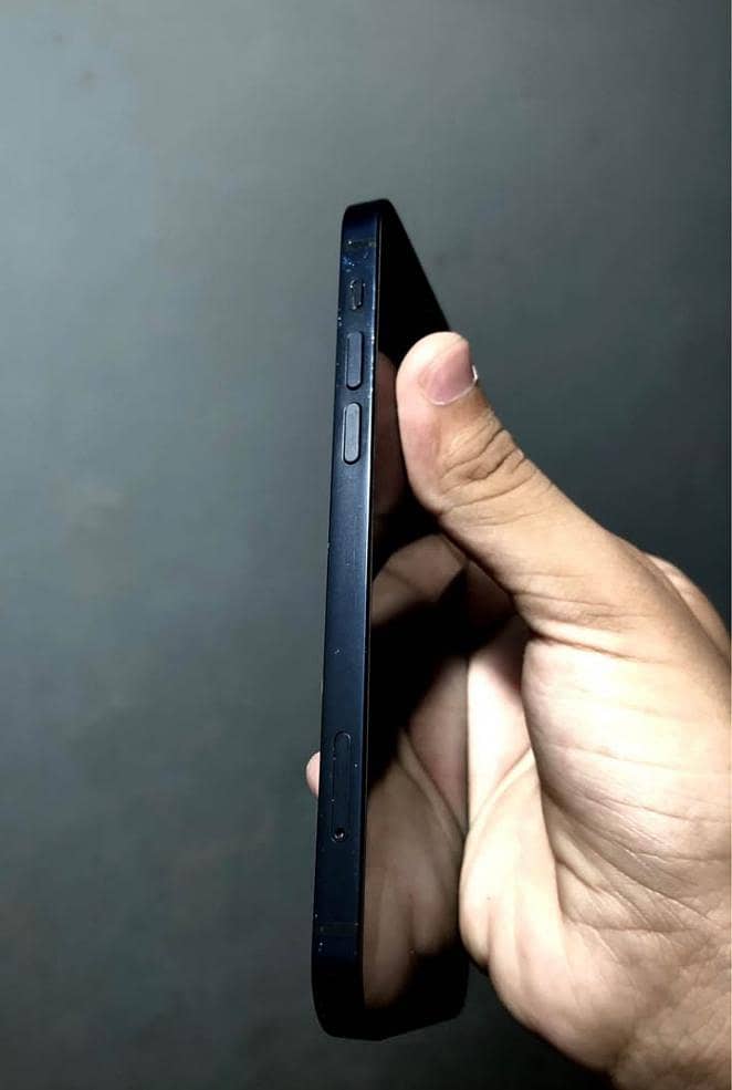 Apple iPhone 12 4