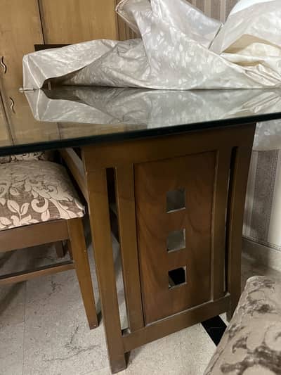 6 chairs dining table in 10/10 condition.