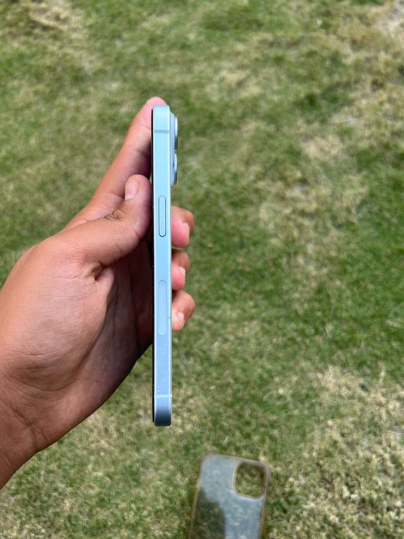 iPhone 15 4