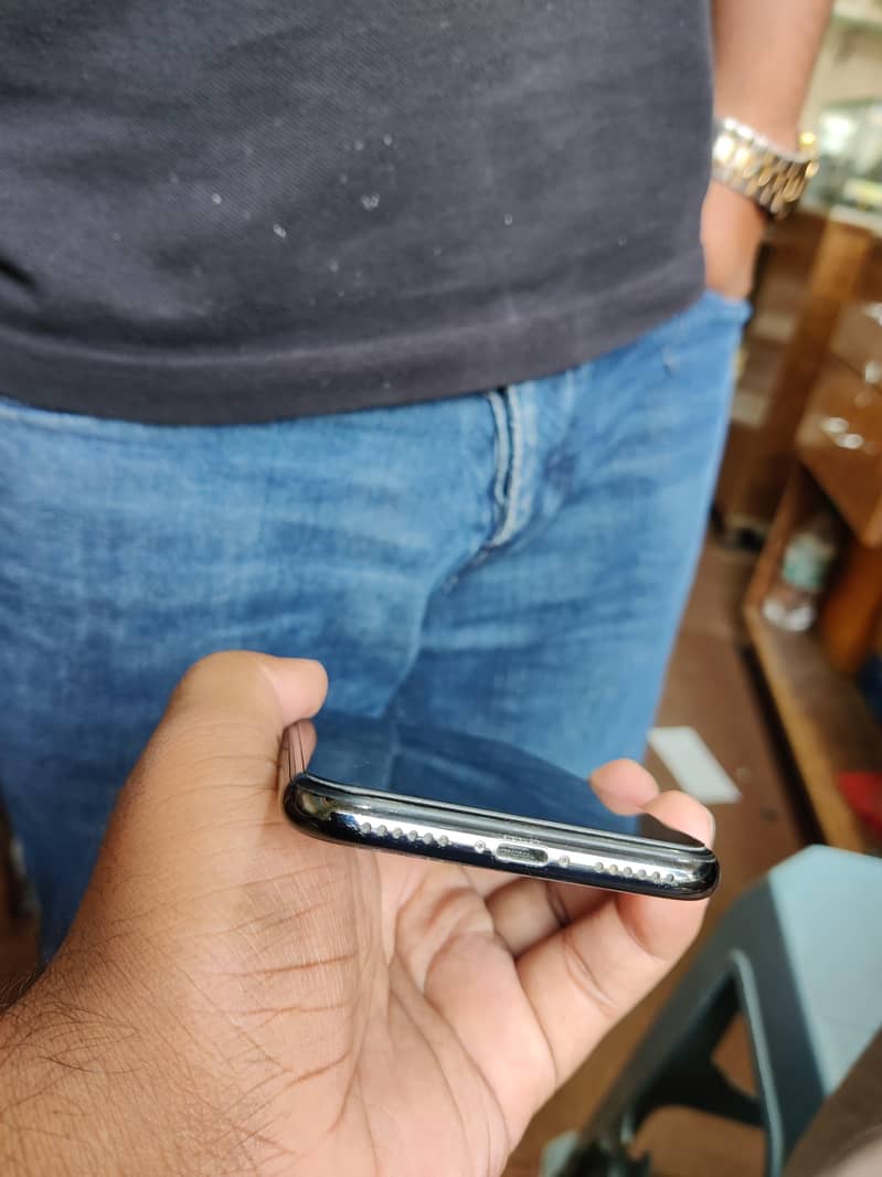 Apple iPhone X 4