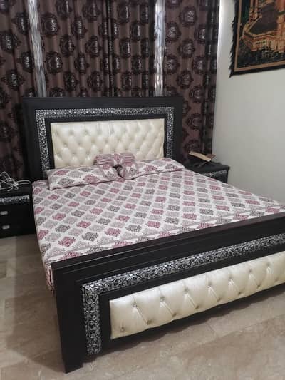 Bed for sale with Side Table (without matress)