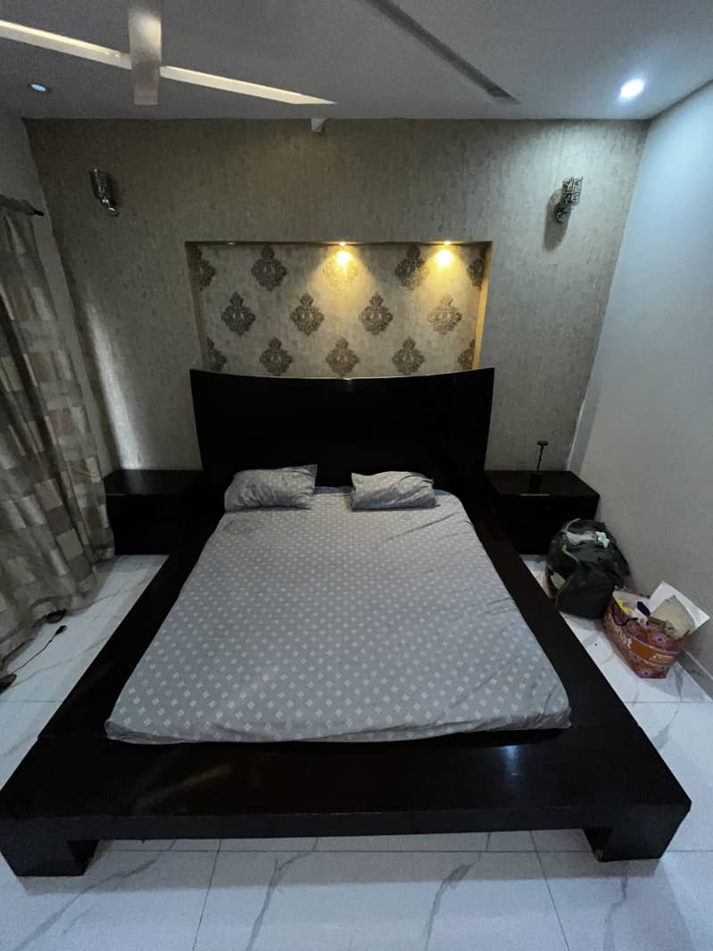 King size bed 0